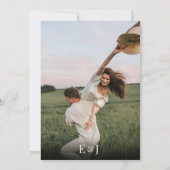 Moderne Script Calligraphy Monogram Photo Wedding Kaart (Achterkant)