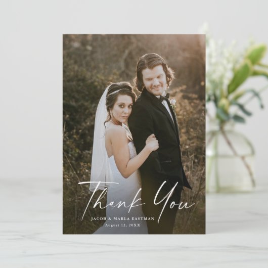 Moderne Script Calligraphy Photo Wedding Bedankkaart (Staand voorkant)