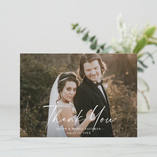 Moderne Script Calligraphy Photo Wedding Bedankkaart (Staand voorkant)
