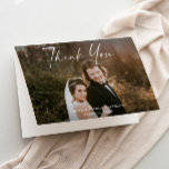 Moderne Script Calligraphy Photo Wedding Bedankkaart<br><div class="desc">De moderne Kalligrafie van het Manuscript de Fotobruiloft van de Foto Dank u hand - van de Kaart, portret foto.De rug omvat een dank u bericht dat u kunt personaliseren of verwijderen als u verkiest uw dank u juist te geven. Klik de Edit knoop om dit ontwerp aan te passen....</div>