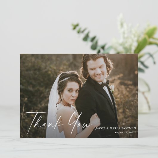 Moderne Script Calligraphy Photo Wedding Bedankkaart (Staand voorkant)