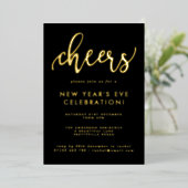 Moderne Script Cheers New Year's Eve Party Gold Folie Uitnodiging (Staand Voorkant)
