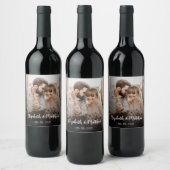 Moderne Script Couple Photo Wedding Bottle Favor Wijn Etiket (Flessen)