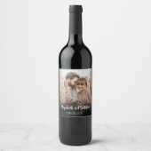 Moderne Script Couple Photo Wedding Bottle Favor Wijn Etiket (Voorkant)
