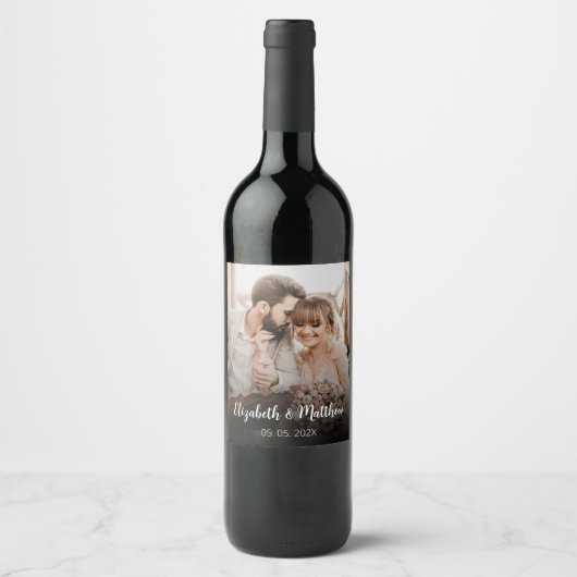 Moderne Script Couple Photo Wedding Bottle Favor Wijn Etiket (Voorkant)