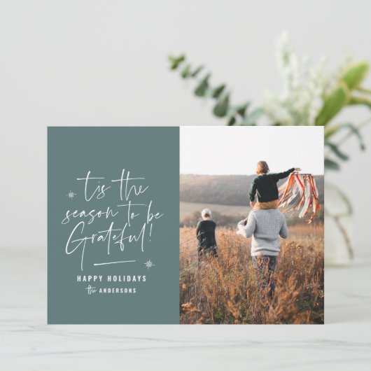 Moderne script dankbaar fotovakantie feestdagenkaart (Staand voorkant)