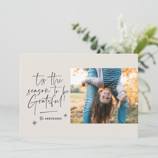 Moderne script dankbaar fotovakantie feestdagenkaart (Staand voorkant)