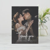 Moderne Script Elegante Foto Huwelijk Bedankkaart (Staand voorkant)