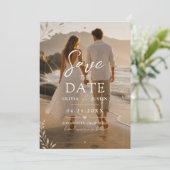 Moderne Script Elegante Trouwfoto Save The Date Kaart (Staand voorkant)