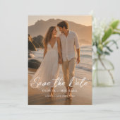 Moderne Script Elegante Trouwfoto Save The Date Kaart (Staand voorkant)