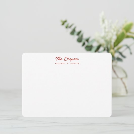 Moderne script familienaam, rood gepersonaliseerd notitiekaartje (Staand voorkant)