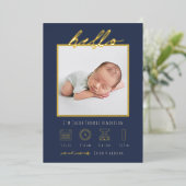 Moderne Script Folie Hallo Baby Geboorteaankondigi Uitnodiging (Staand Voorkant)