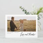 Moderne Script Foto Flat Wedding Dank u kaart (Staand voorkant)