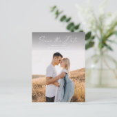 Moderne Script Foto Huwelijk Save the Date Aankondigingskaart (Staand voorkant)