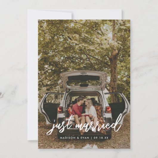 Moderne Script Foto 'Just Married' Trouwdag Aankondiging (Voorkant)
