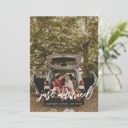 Moderne Script Foto 'Just Married' Trouwen Aankondiging (Staand voorkant)
