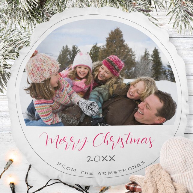 Moderne Script Foto Kerst Geschenk Rond Kussen (Merry Christmas Script Family Photo Keepsake Round Pillow ©Susanne Sachers - Sunny Mind 🌞)