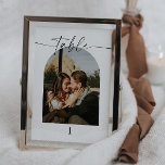 Moderne Script Foto Trouwtafel Nummers Kaart<br><div class="desc">Dit is een elegant, modern tafelnummer met een prachtig kalligrafielettertype en minimalistisch design. Bewerk de meeste bewoordingen en alle kleuren om dit fototabelnummer aan te passen aan uw evenementenbehoeften en persoonlijke stijl // Voor overeenkomende items, bezoek het "ALICE"-collectie in de winkel van Sincerely By Nicole Zazzle. * Als u van...</div>