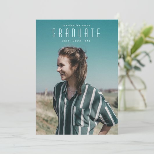 Moderne Script Full Bleed Afstuderen Foto Universi Aankondiging (Staand voorkant)