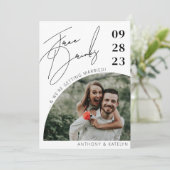 Moderne Script Funny Free Drinken Wedding Photo Save The Date (Staand voorkant)