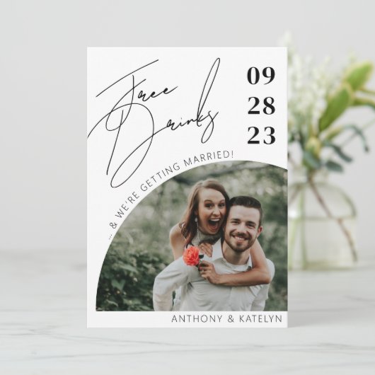 Moderne Script Funny Free Drinken Wedding Photo Save The Date (Staand voorkant)