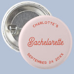 Moderne script gepersonaliseerd vrijgezellenfeest ronde button 3,2 cm<br><div class="desc">Een modern ontwerp met stijlvolle typografie in oranje en roze voor je gasten om een bijzonder vrijgezellenfeest te vieren. Pas de tekst aan om het te personaliseren.</div>