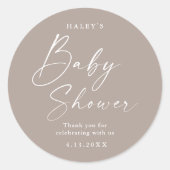 Moderne Script Geslacht Neutrale Baby Shower Ronde Sticker (Voorkant)