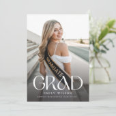 Moderne Script Grad Eenvoudige Foto Afstuderen Aankondiging (Staand voorkant)