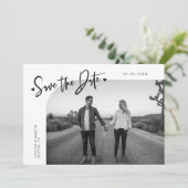 Moderne Script Hart Witte Gebogen Frame Foto Save The Date (Staand voorkant)