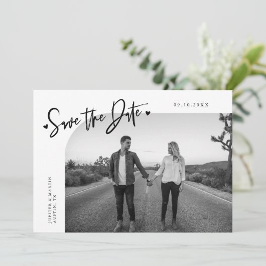 Moderne Script Hart Witte Gebogen Frame Foto Save The Date (Staand voorkant)