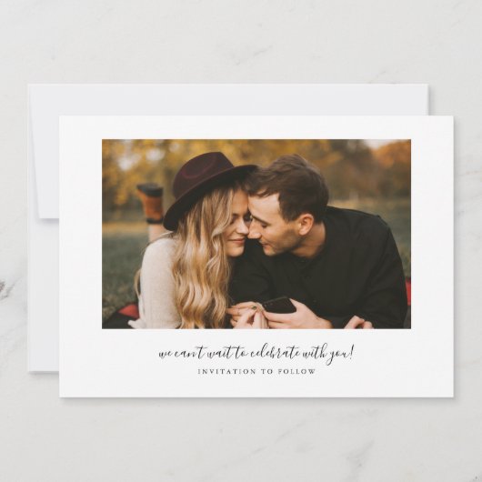 Moderne Script Hart Witte Gebogen Frame Foto Save The Date (Achterkant)