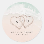 Moderne Script Harten Monogram Strand Bruiloft Fav Ronde Sticker (Voorkant)