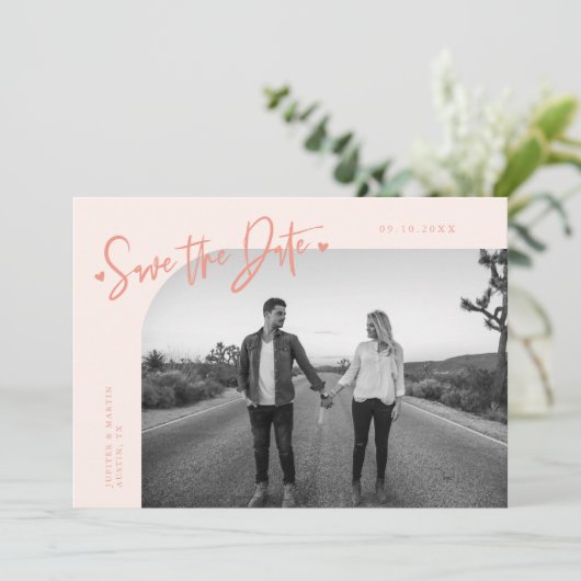 Moderne Script Heart Peach Gebogen Frame Foto Save The Date (Staand voorkant)