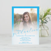 Moderne Script Hemelblauwe Ombre Foto Afstudeercer Kaart (Staand voorkant)