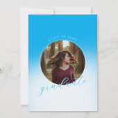Moderne Script Hemelblauwe Ombre Foto Afstudeercer Kaart (Achterkant)