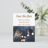 Moderne Script Huwelijk Save the Date Foto Aankondigingskaart (Staand voorkant)