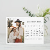 Moderne Script Kalender Zwangerschap aankondiging (Staand voorkant)