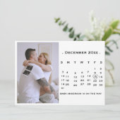 Moderne Script Kalender Zwangerschap aankondiging (Staand voorkant)