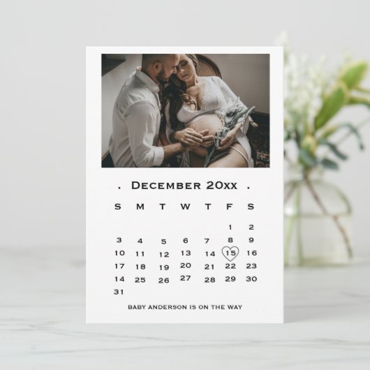 Moderne Script Kalender Zwangerschap aankondiging (Staand voorkant)