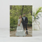 Moderne Script Lettering Huwelijksfoto Bedankkaart (Staand voorkant)