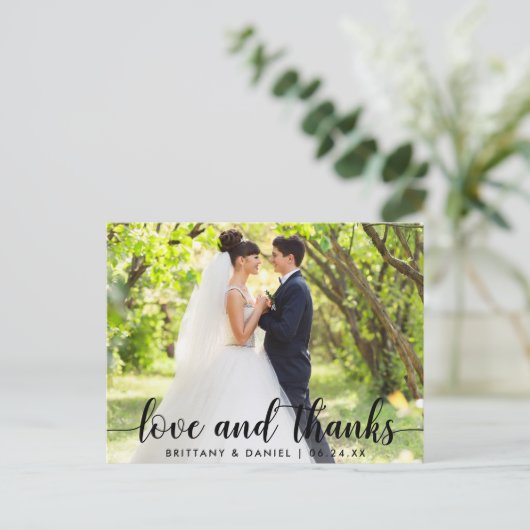 Moderne Script Liefde en Dank Koppel Trouw Briefkaart (Staand voorkant)