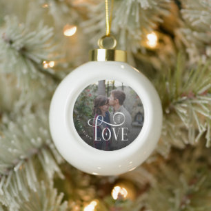 Moderne Script Love Aangepaste Verloving Foto van  Keramische Bal Ornament