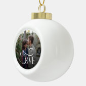 Moderne Script Love Aangepaste Verloving Foto van  Keramische Bal Ornament (Rechts)