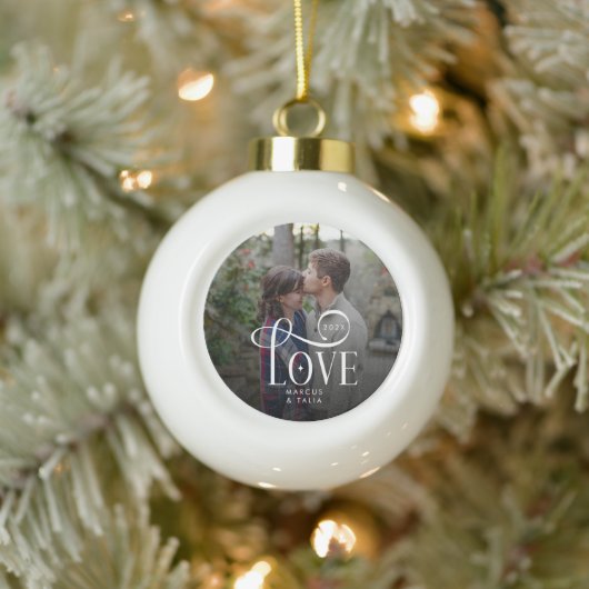 Moderne Script Love Aangepaste Verloving Foto van  Keramische Bal Ornament (Boom)