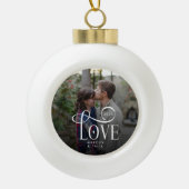 Moderne Script Love Aangepaste Verloving Foto van  Keramische Bal Ornament (Voorkant)