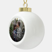 Moderne Script Love Aangepaste Verloving Foto van  Keramische Bal Ornament (Rechts)