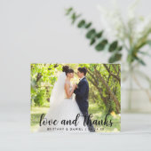 Moderne Script Love and Bedankt Couple Wedding Briefkaart (Staand voorkant)