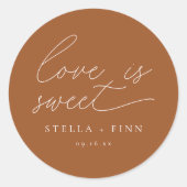 Moderne Script Love Is Sweet Huwelijk Ronde Sticker (Voorkant)