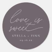 Moderne Script Love Is Sweet Trouw Ronde Sticker (Voorkant)