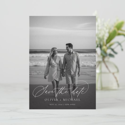 Moderne script minimalistische trouwfoto save the date (Staand voorkant)